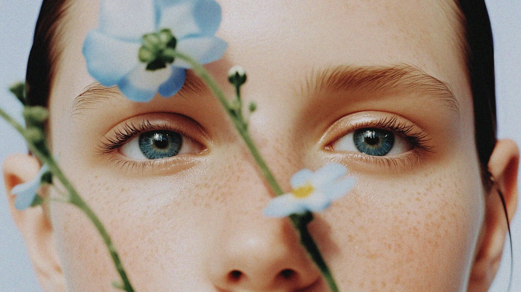 large image (1) photo d'un regard vu de près avec des fleurs passant par dessus