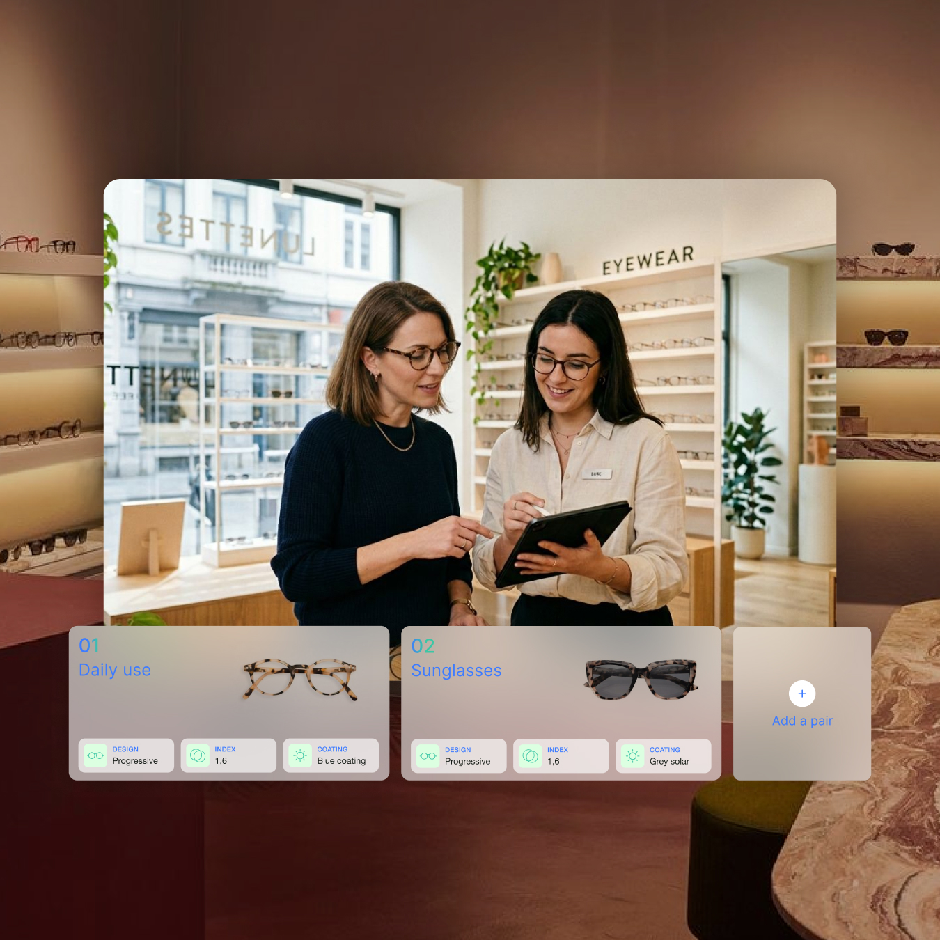 Outils Smart Recommendations Visuel de l'outils Smart Recommendations. Au milieu, une photo des deux femmes avec des lunettes regardant une tablette chez un opticiens en souriant. En dessous, un visuel de deux paires de lunettes.