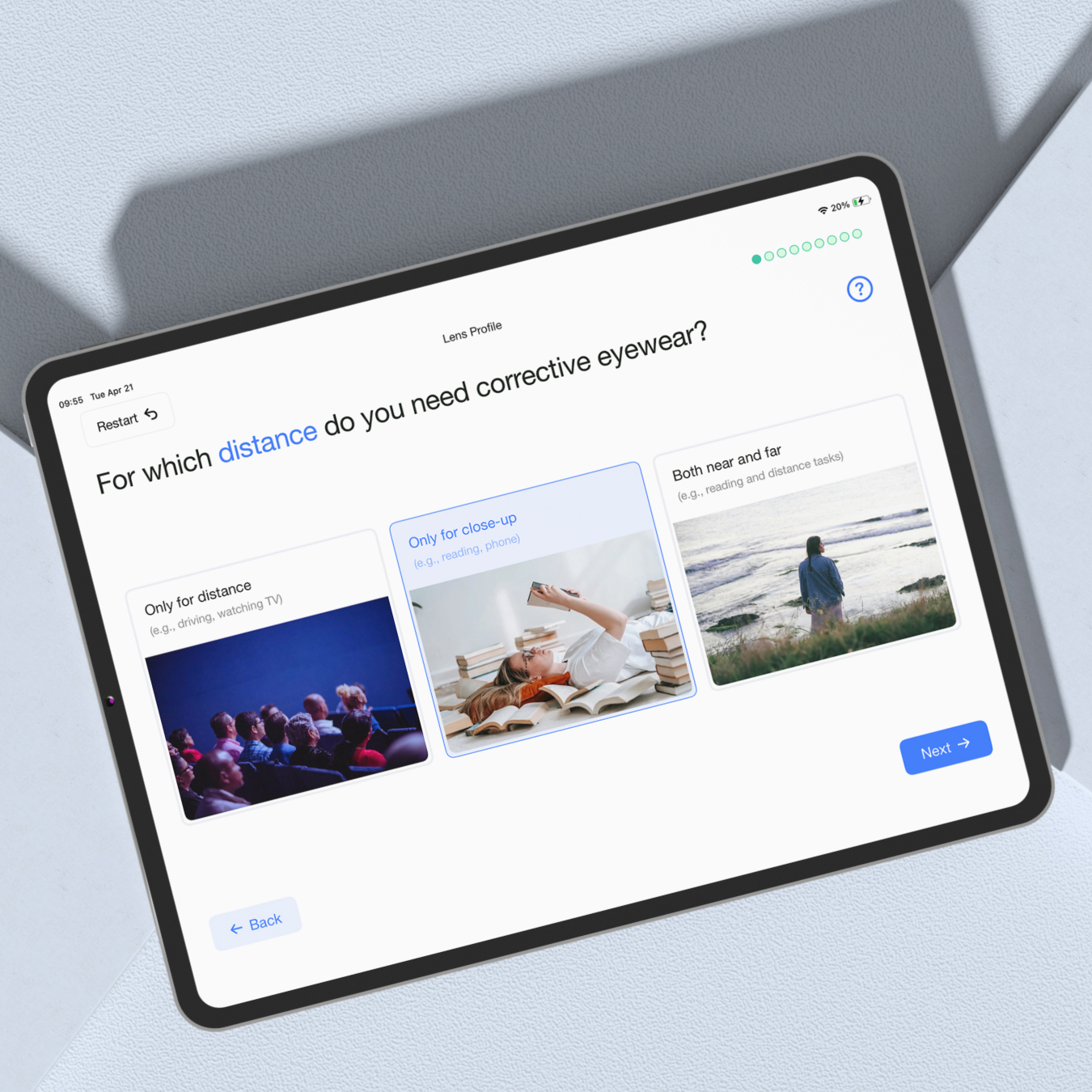 Tablette outils Smart Recommendations Tablette sur fond bleu avec le questionnaire de l'outils Smart Recommendations.