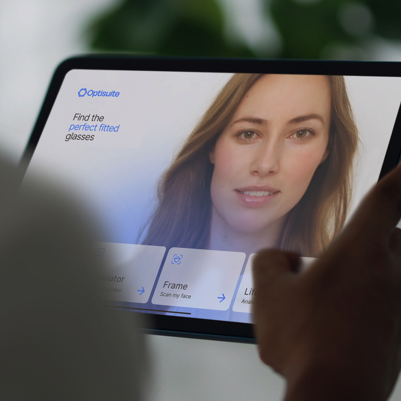 Home App Personne tenant une tablette avec le visuel le la page home de l'application