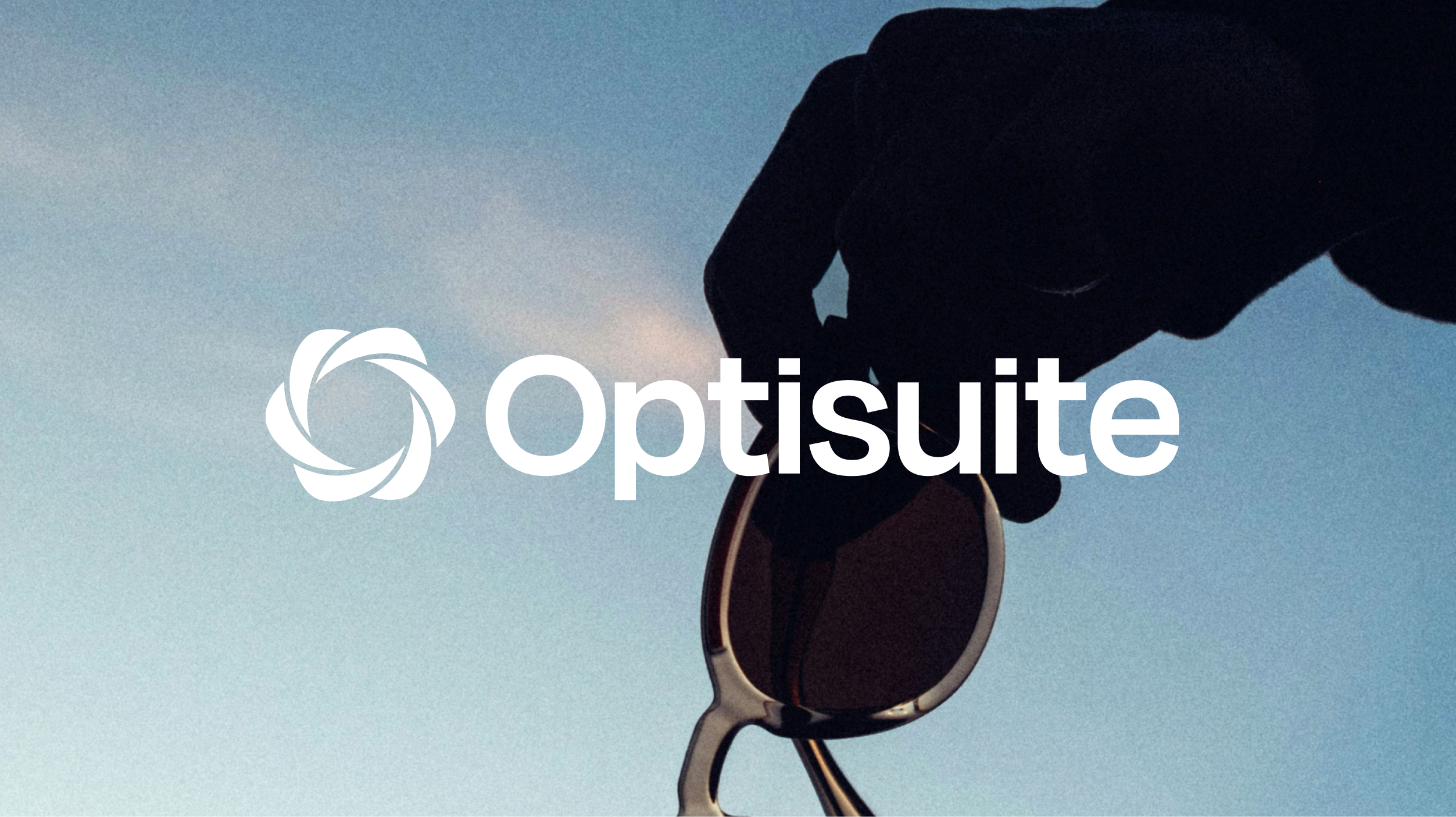 Logo Optisuite Logo Optisuite avec une image en fond d'une personne tenant des lunettes en main vers le ciel.